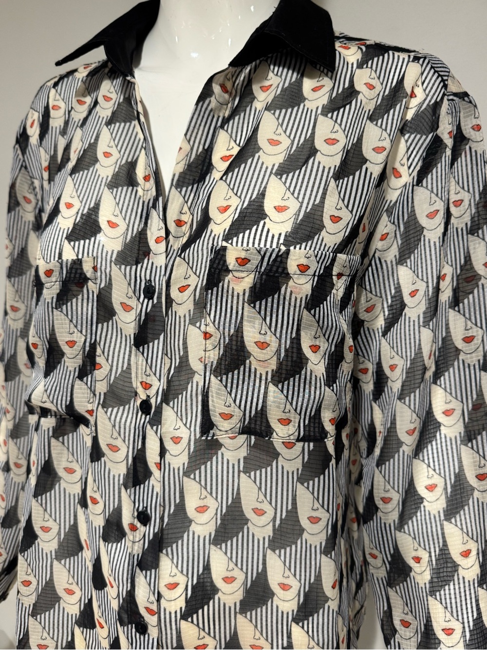Esqualo NWT Abstract Face Print Sheer Button Front Blouse Size 8 - Picture 7 of 8